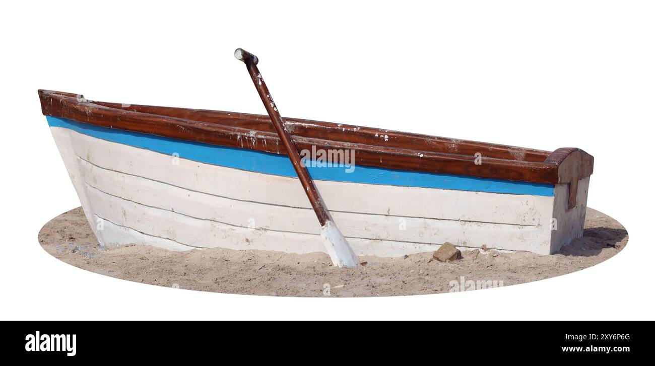 Holzfischboot mit Ruder im Sand. Isoliert auf weiß Stockfoto