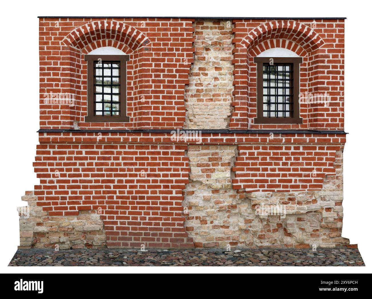 Alte, mit modernen Ziegeln restaurierte Mauerruine. Isoliert auf weiß Stockfoto