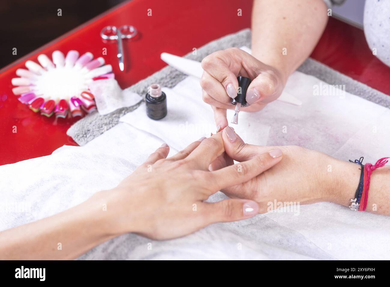 Professioneller Maniküre-Arbeitstisch mit Arbeitswerkzeugen, nagellack in einem Frauennägel-Salon auftragen Stockfoto