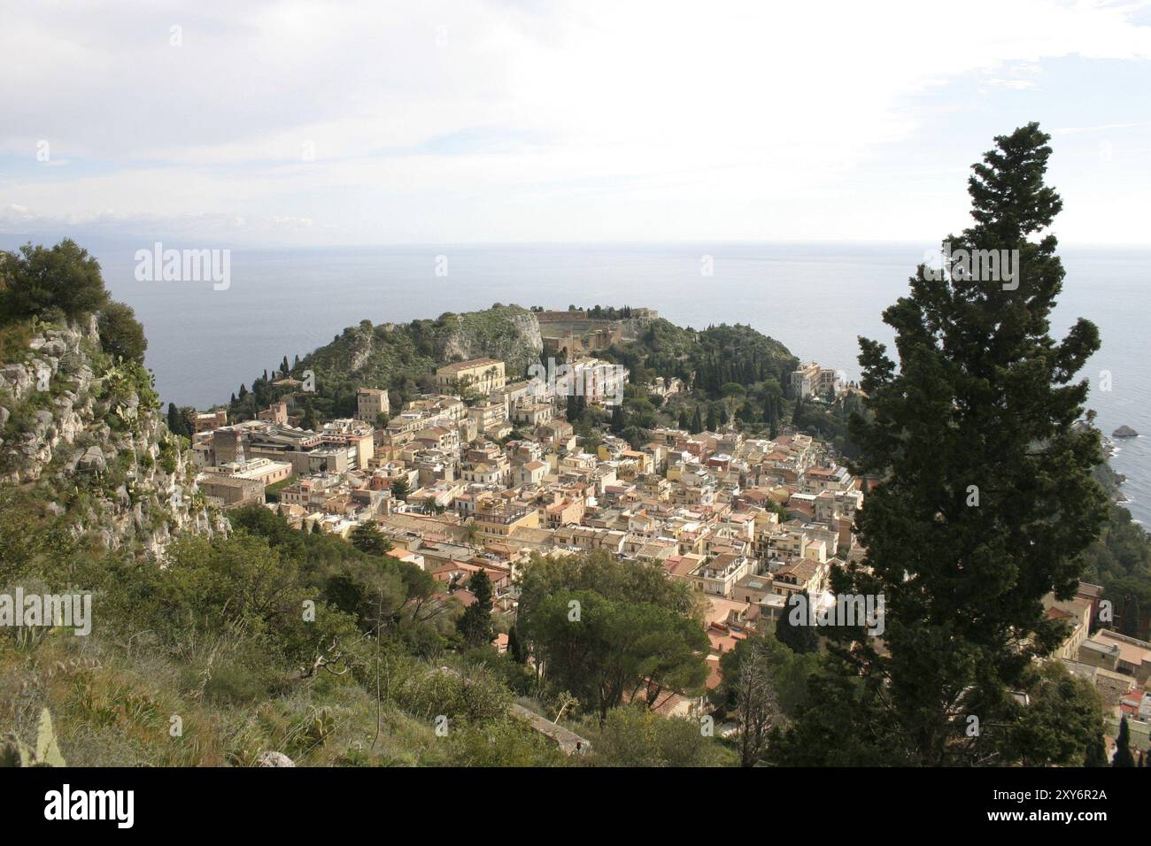 Blick auf Taormina (Sizilien), mit dem Mittelmeer im Hintergrund Stockfoto