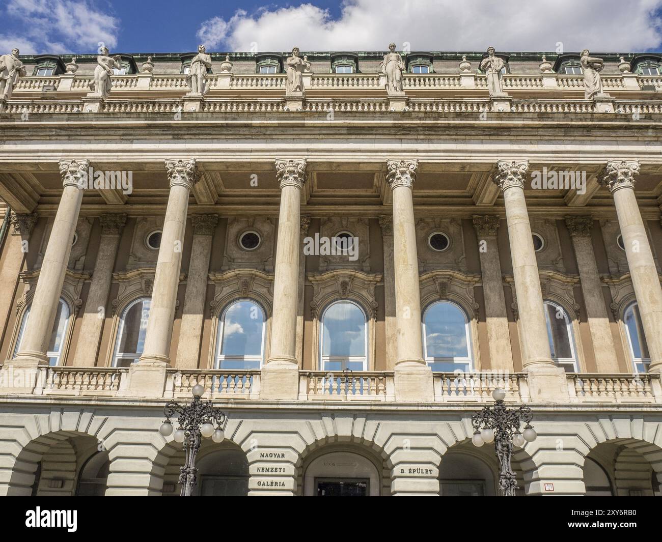 Eine klassische Fassade mit hohen Säulen und mehreren Fenstern symbolisiert monumentale Architektur, budapest, donau, ungarn Stockfoto