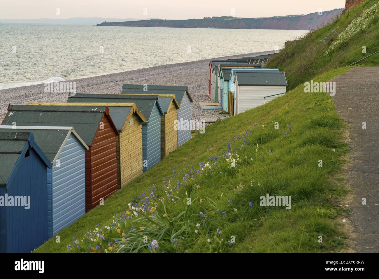 Abend in Budleigh Salterton, Jurassic Coast, Devon, Großbritannien. Umkleidekabinen am Strand und dem Kiesstrand mit Blick in Richtung gerade Punktbereiche Stockfoto