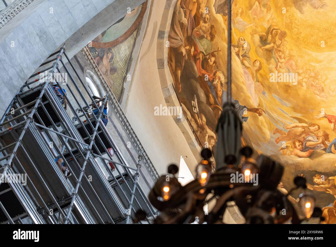 Siena, Italien - 14. Juli 2024: Renovierungsarbeiten im Inneren des Duomo di Siena (Santa Maria Assunta), hängende Kirchenbeleuchtung und Kunstwerke der Kuppel Stockfoto