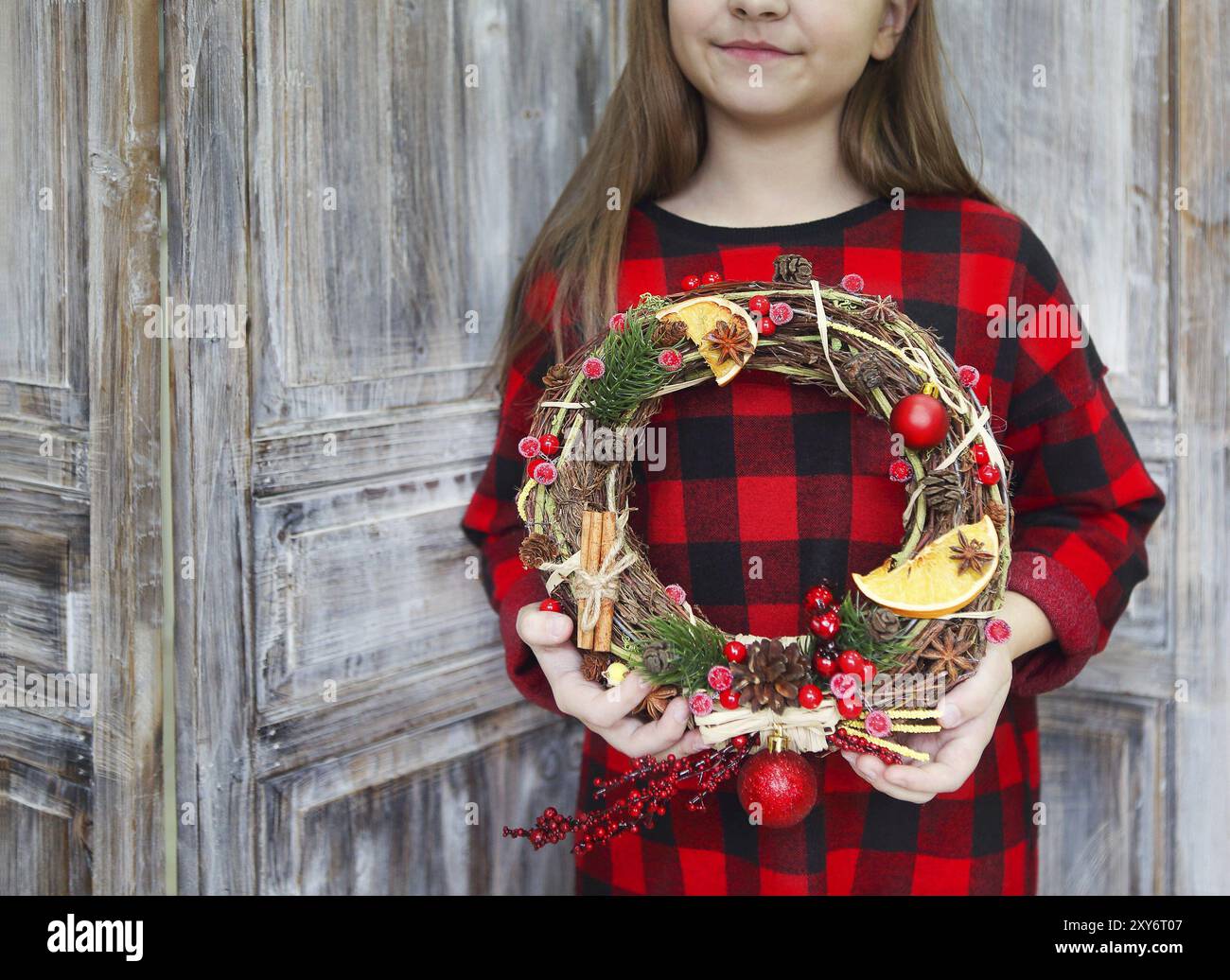 Weihnachten handgefertigte Kranz in jungen womans Hände. Winterurlaub feier Konzept Stockfoto