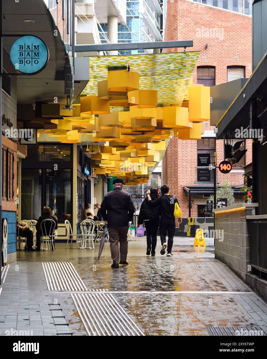 Menschen, die an einem nassen, regnerischen Wintertag durch die Stadt spazieren gehen, in der Globe Lane im zentralen Geschäftsviertel von Perth, Western Australia. Stockfoto