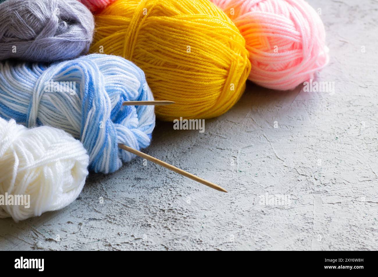Bunte Garne, Wollgarne mit Nadel zum Stricken Stockfoto
