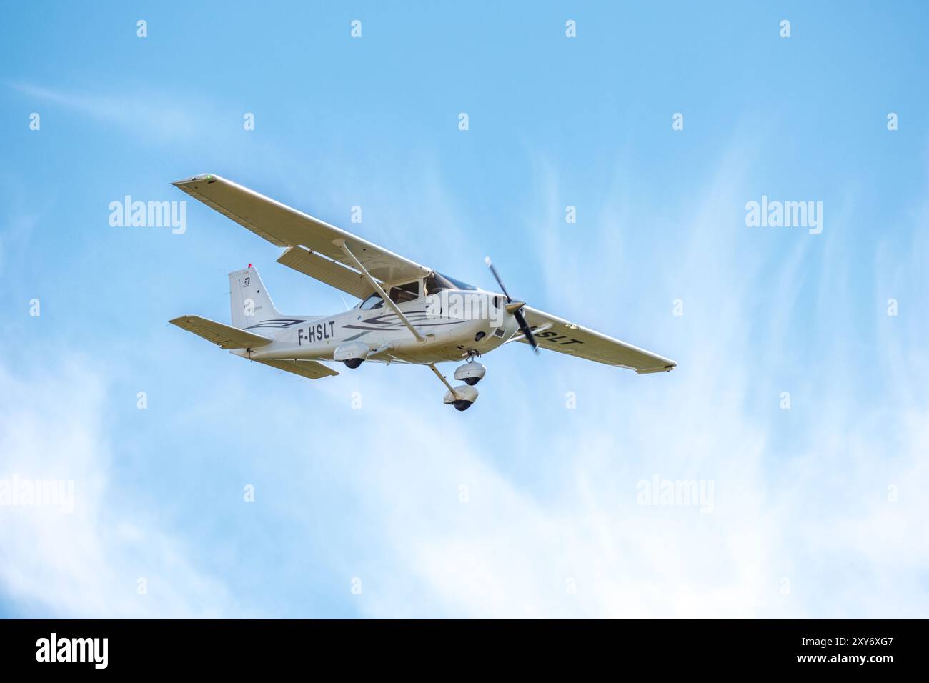 Sarlat-Domme, Dordogne, Frankreich - 25. August 2024: Eine Cessna 172S landet auf der Sarlat-Domme-Spektakel Aerien Airshow Stockfoto