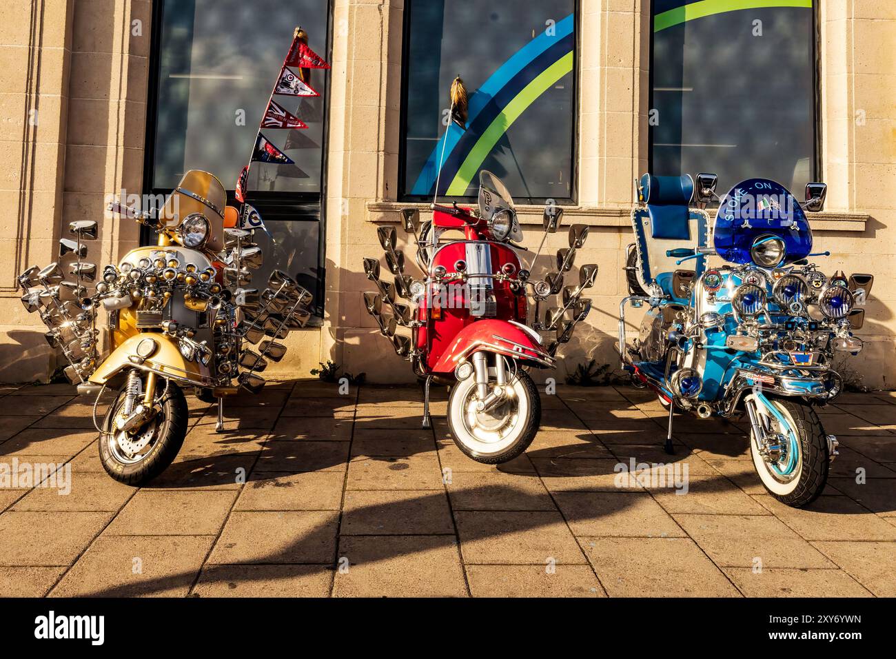 Madeira Drive, Brighton, Stadt Brighton & Hove, East Sussex, Großbritannien. Roller, parkt im Mod All Weekender. David Smith/Alamy, 25. August 2024 Stockfoto