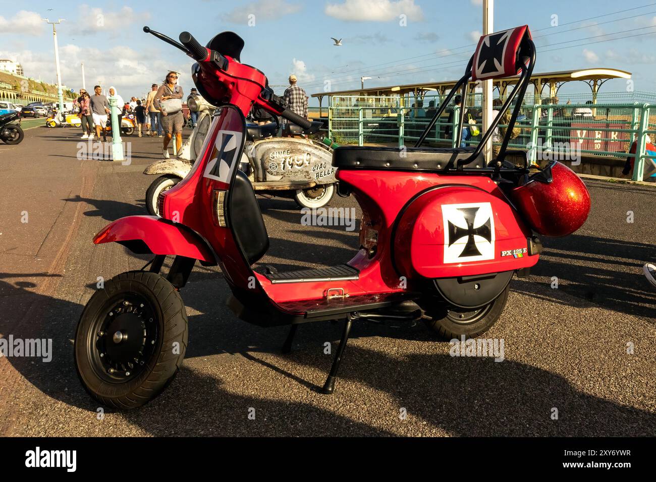 Madeira Drive, Brighton, Stadt Brighton & Hove, East Sussex, Großbritannien. Roller, parkt im Mod All Weekender. David Smith/Alamy, 25. August 2024 Stockfoto