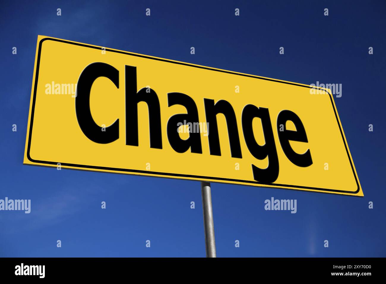 Verkehrsschild Ändern. Blauer Himmel und Wolken Stockfoto
