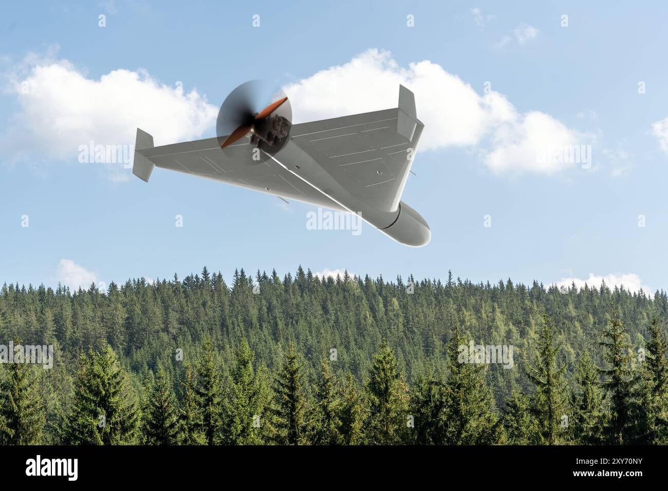 Blick von unten auf die Kampfdrohne der russischen Armee „Shahid“ vor Waldgrund, die über dem Boden des Krieges in der Ukraine fliegt, Drohnenangriff. Stockfoto