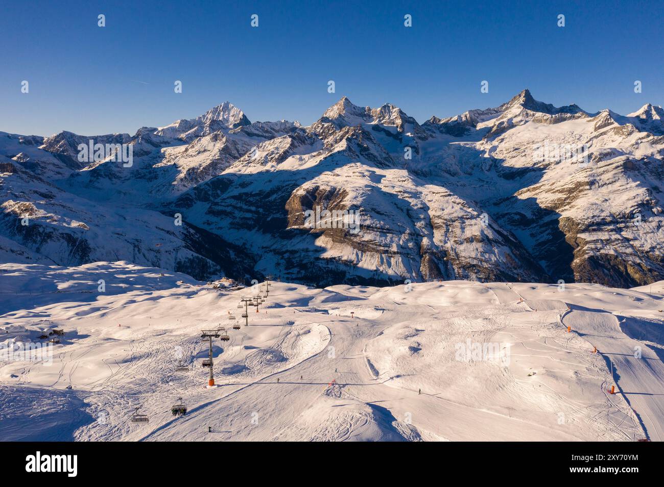 Zermatt, Schweiz: Aus der Vogelperspektive auf die Riffelalp, Teil der Skigebietsabfahrt Zermatt mit Sessellift im Winter im Kanton Wallis in den Schweizer alpen Stockfoto