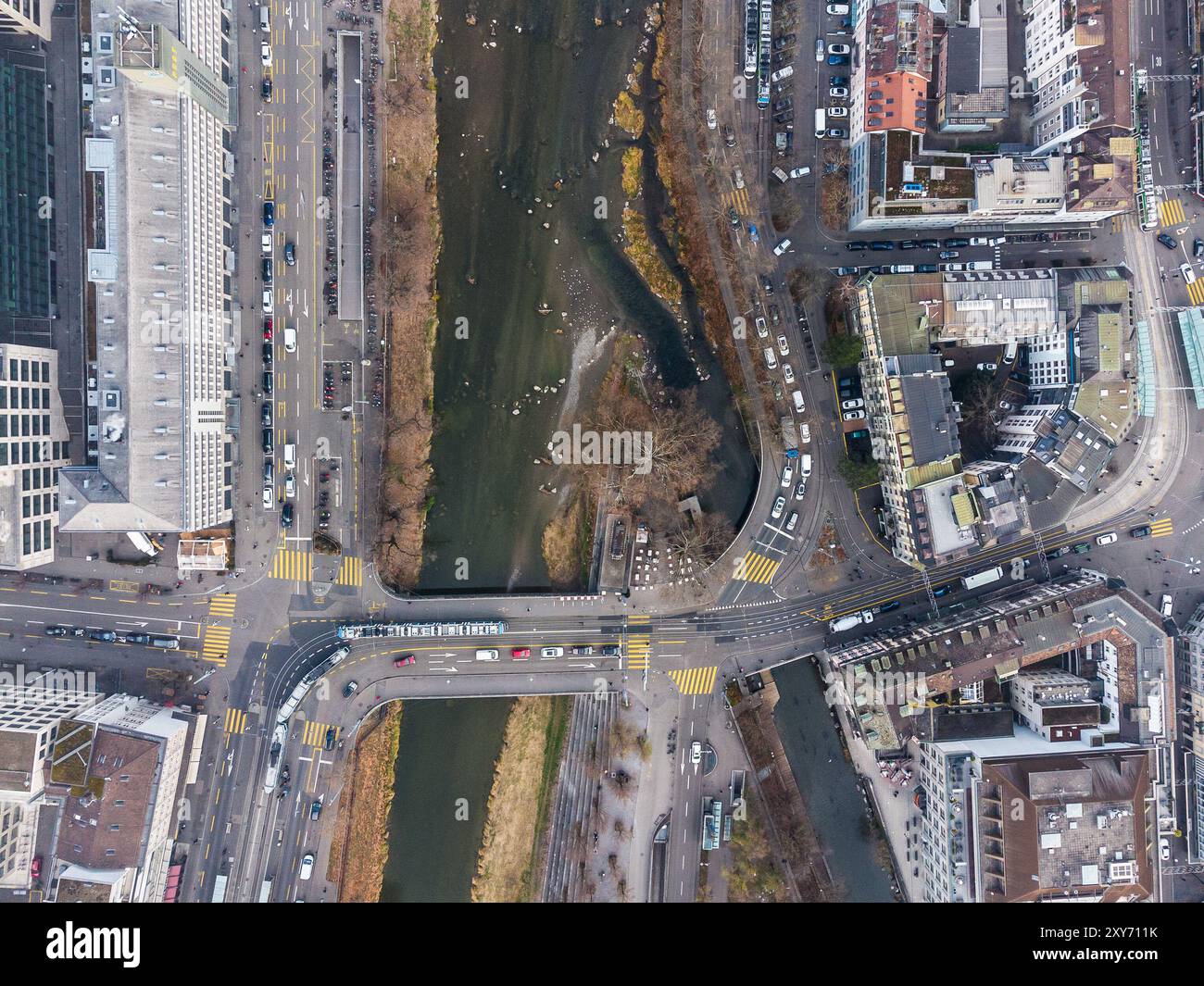 Zürich, Schweiz: Blick von oben auf das Stadtzentrum von Zürich am Bahnhof und Geschäftsviertel entlang der Sihl mit Straßenbahnen in der Schweiz Stockfoto