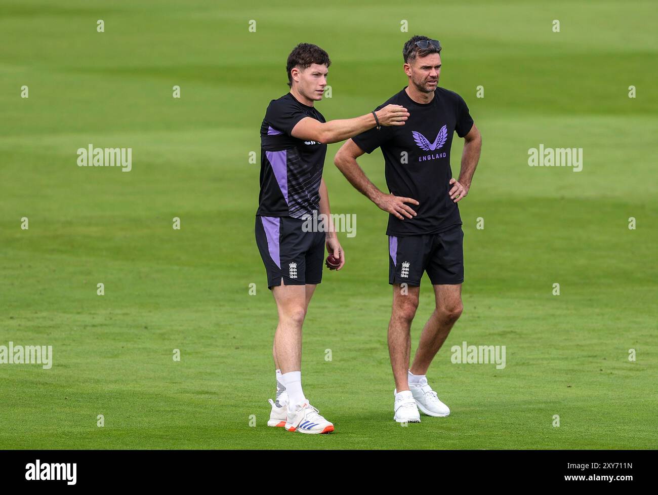 Englands schneller Bowling-Mentor James Anderson sprach mit Matthew Potts während einer Netzsession im Lord's, London. Bilddatum: Mittwoch, 28. August 2024. Stockfoto