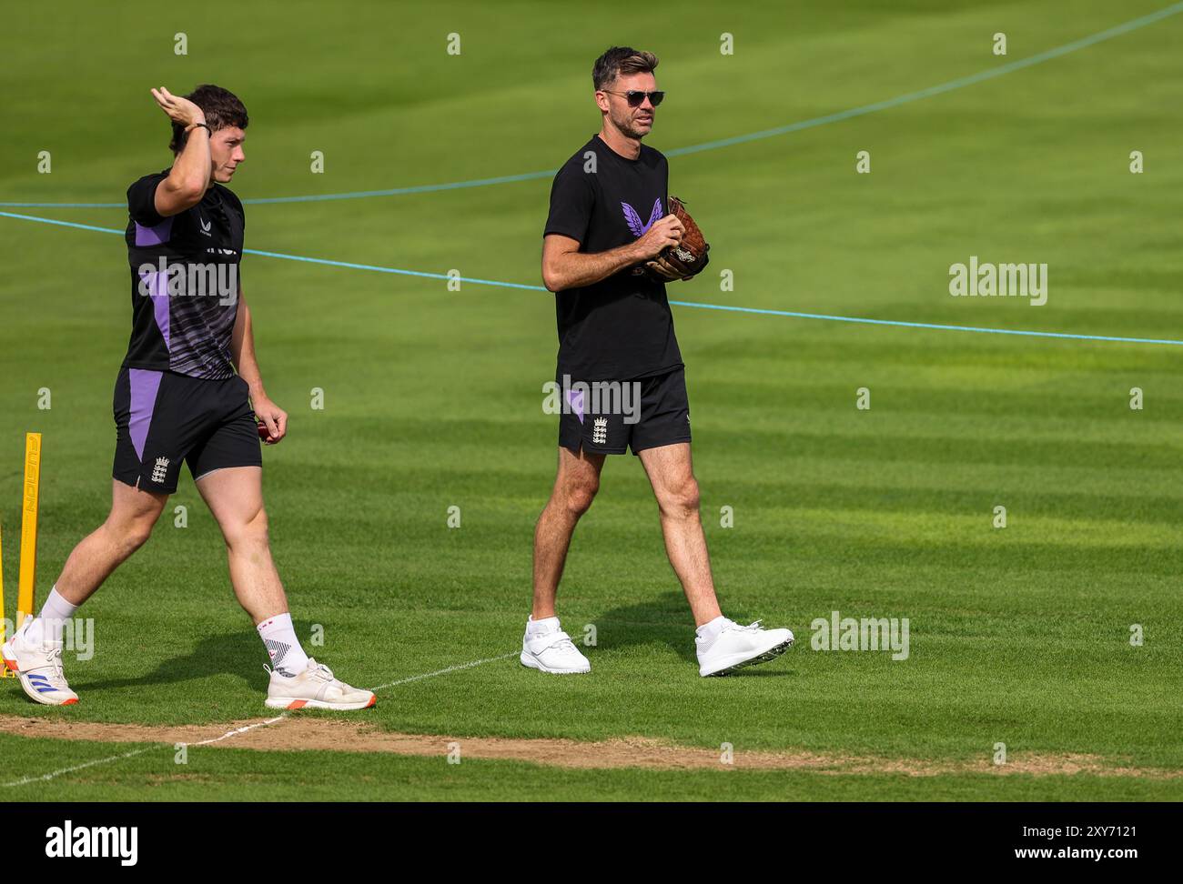 Englands schneller Bowling-Mentor James Anderson sprach mit Matthew Potts während einer Netzsession im Lord's, London. Bilddatum: Mittwoch, 28. August 2024. Stockfoto