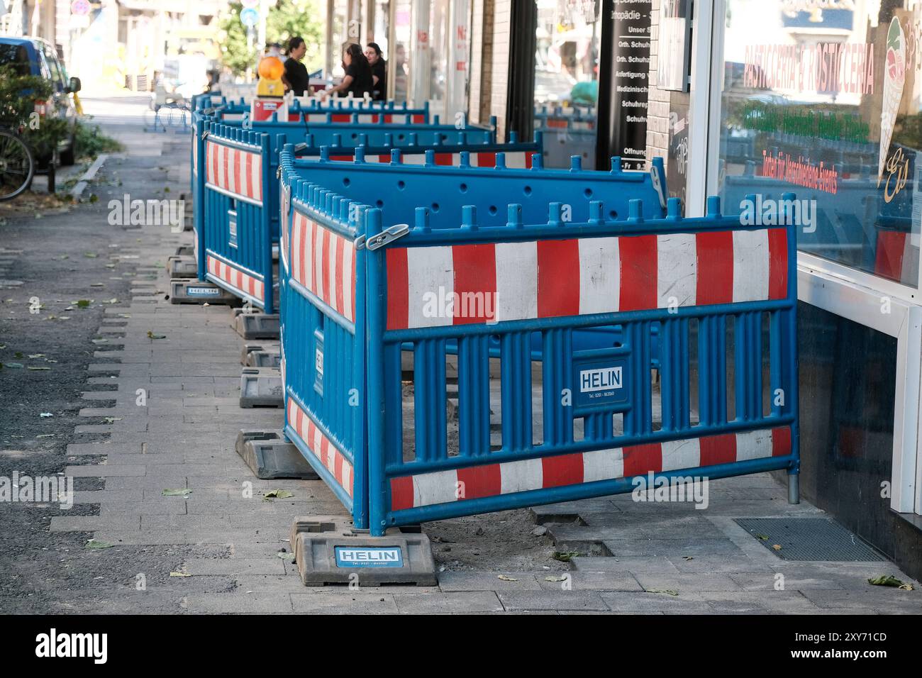 Düsseldorf 28.08.2024 Baustelle Friedrichstraße Kanalbauarbeiten Tiefbauarbeiten Versorgungsrohre Fernwärme Fernwärmeleitungen Gasleitungen Wasserrohre Mischwasserkanal Düsseldorf Nordrhein-Westfalen Deutschland *** Düsseldorf 28 08 2024 Baustelle Friedrichstraße Kanalbauarbeiten Tiefbauarbeiten Versorgungsleitungen Fernwärme Fernwärmeleitungen Gasleitungen Wasserleitungen Wasserrohre Wasserrohre Wasserrohre kombinierte Kanalisation Düsseldorf Nordrhein-Westfalen Deutschland Stockfoto