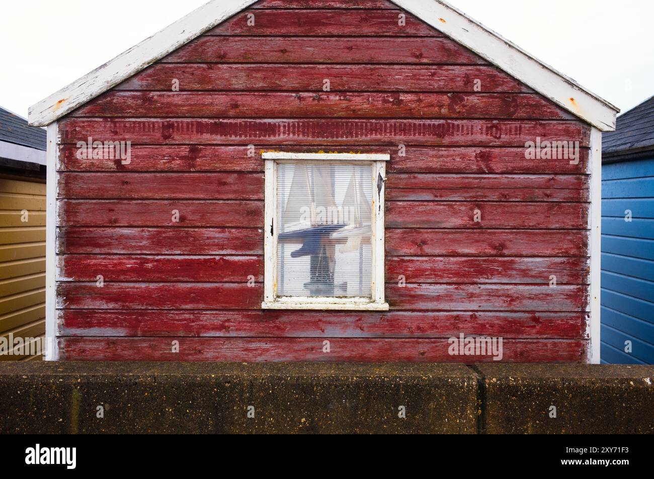 Teichyachten, die durch ein Glasfenster einer Strandhütte in Southwold gesehen werden Stockfoto