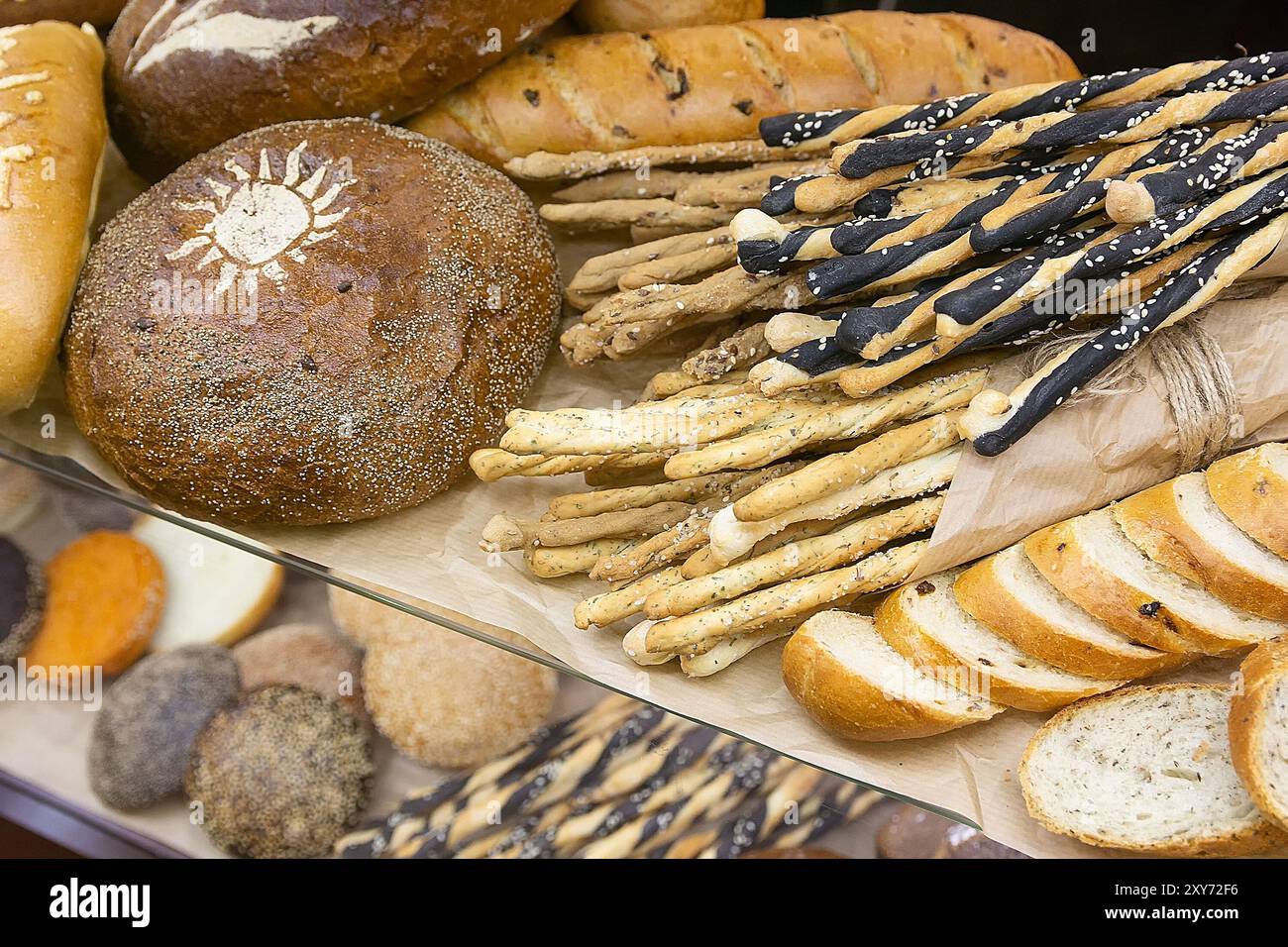 Verschiedene köstliche Backwaren auf einer Bäckerei-Schaufenster. Essen Stockfoto