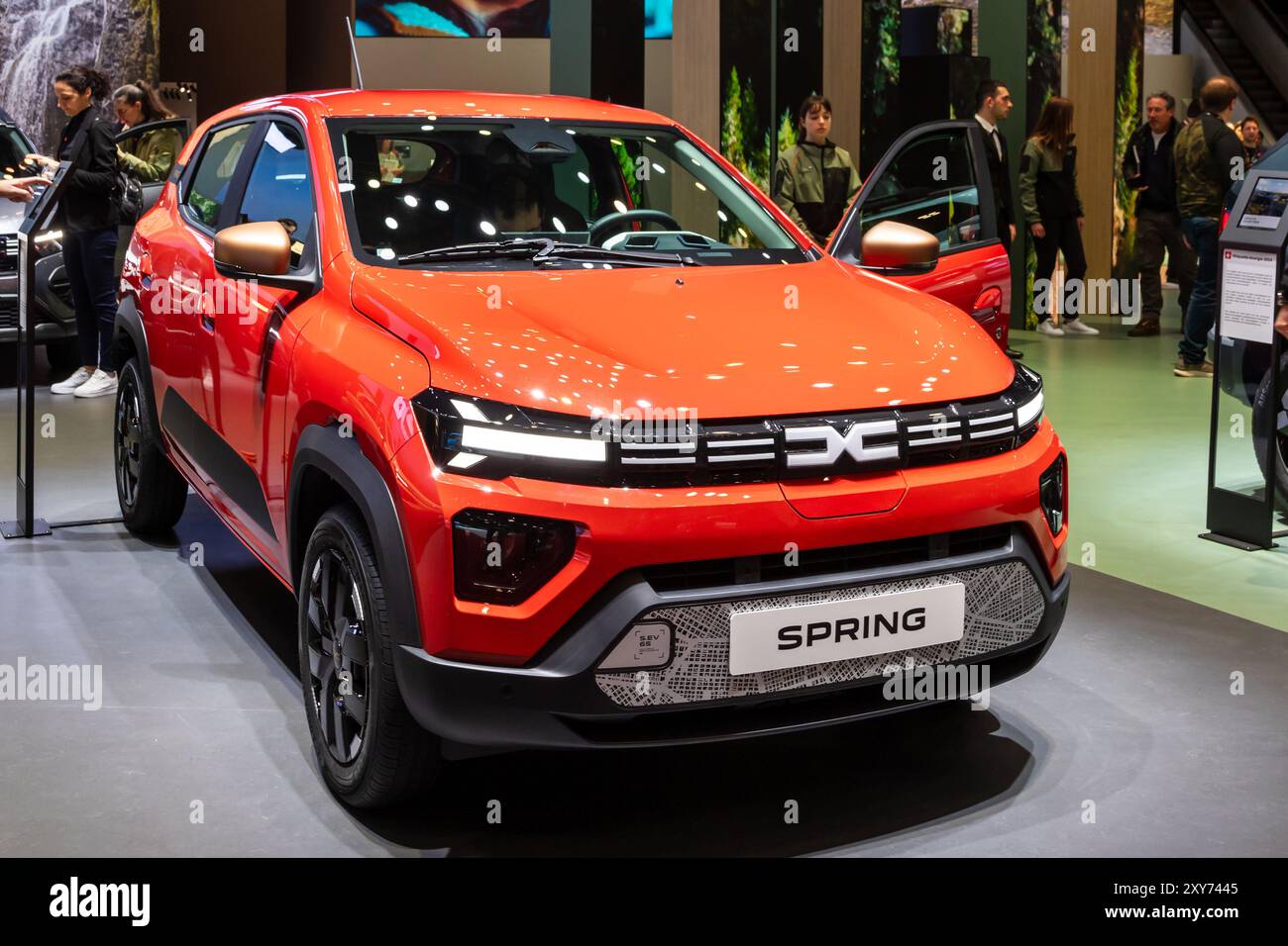Dacia Spring elektrisches Stadtauto auf dem Genfer Automobilsalon. Schweiz - 26. Februar 2024. Stockfoto