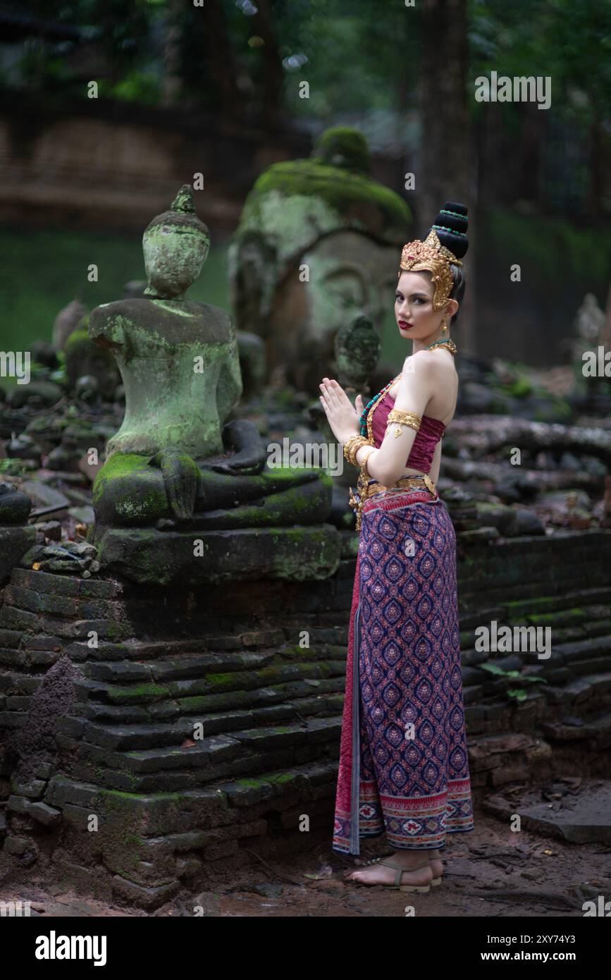 Wunderschöne junge ASEAN-Frau in traditionellem thailändischem Dvaravati-Kleid in einem alten Tempel in Chiang Mai, Thailand. Stockfoto