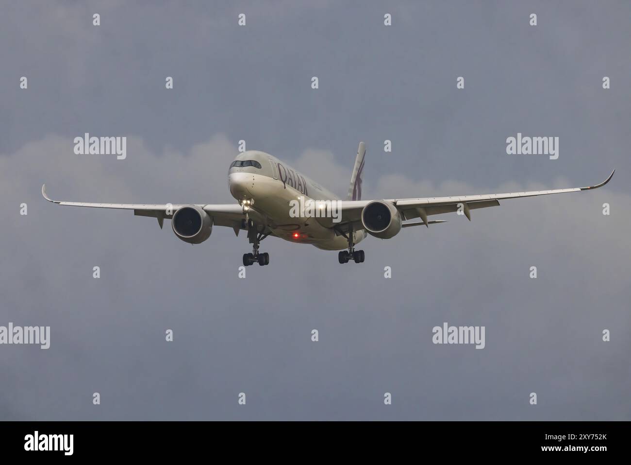 Flugzeug nähert sich dem Flughafen Zürich an. Registrierung: A7-ALP, Airbus A350-941, Qatar Airways. Zürich, Schweiz, Europa Stockfoto