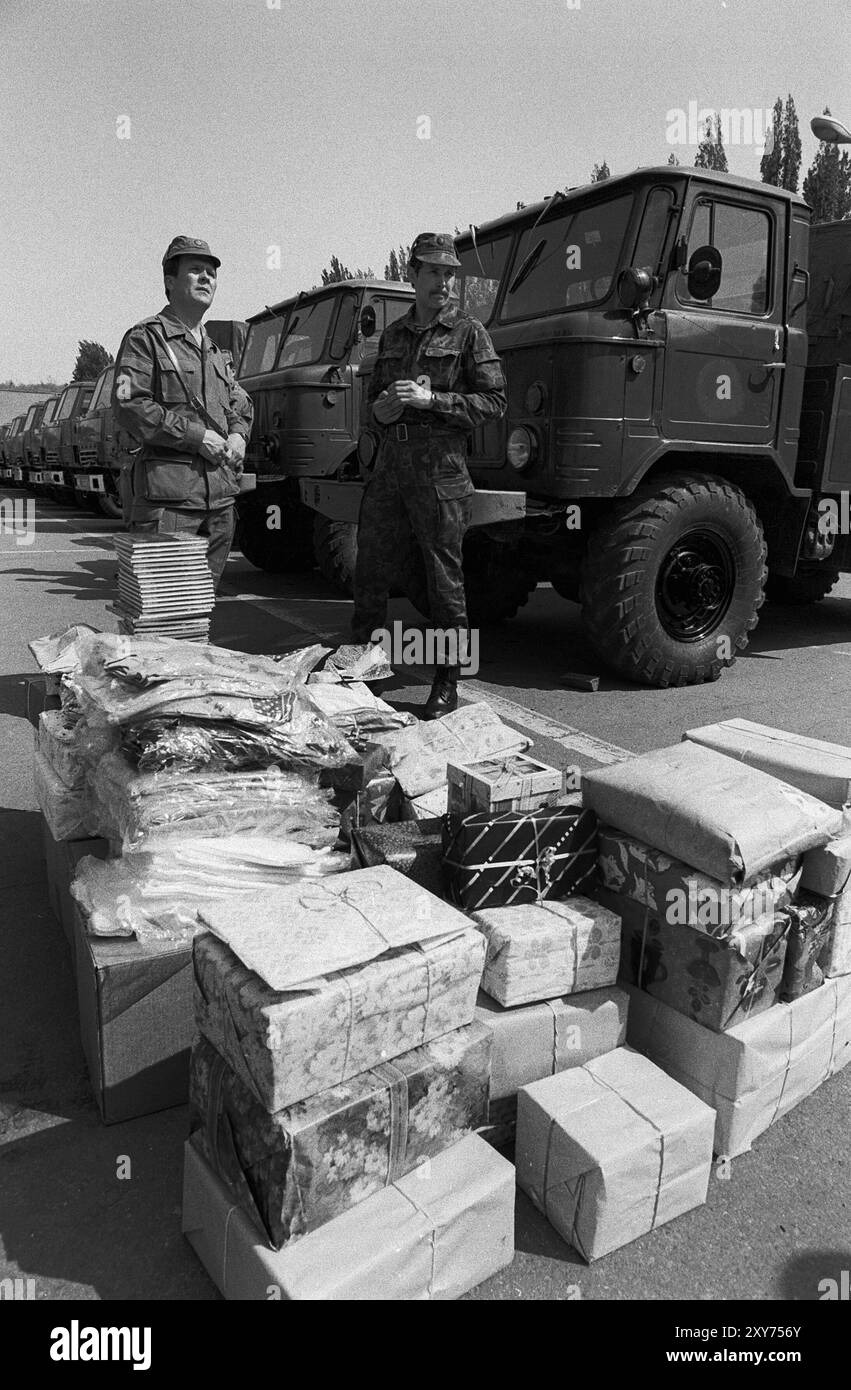 Sowjetische Garnision  Tuppenabzug 30.04.1993, Chemnitz, Sowjetische Garnission,Truppenabzug, Chemnitz Kaserne Leninstrasse, die letzten russischen Soldaten der Sowjetarmee verlassen Chemnitz, sie erhalten Abschiedsgeschenke und paradieren ein letztes Mal über den Garnissionshof *** sowjetischer Garnisontruppenabzug 30 04 1993, Chemnitz, sowjetische Garnison, Truppenabzug, die letzten russischen Soldaten der sowjetischen Armee verlassen Chemnitz, erhalten Abschiedsgeschenke und ziehen ein letztes Mal über den Garnisonhof Stockfoto