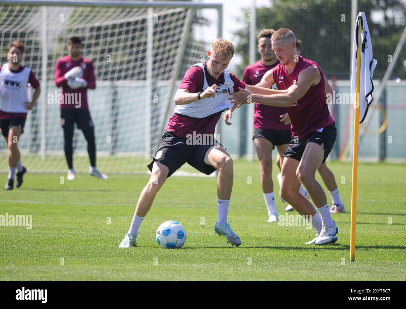 Kampf um den Ball zwischen Tim Breithaupt (FC Augsburg #18) und Fredrik Jensen (FC Augsburg #24, re.); FC Augsburg, Training, Stockfoto