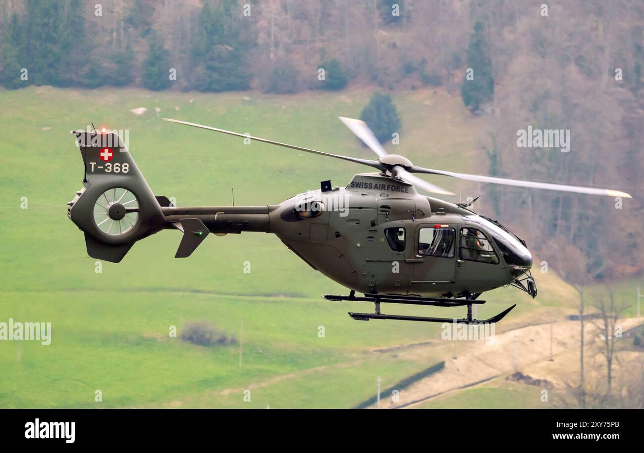 Schweizer Luftwaffe Eurocopter EC635 Hubschrauber im Flug. Alpnach, Schweiz - 27. Februar 2024 Stockfoto