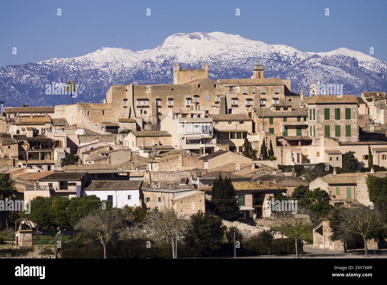 Der Palast der Könige von Mallorca wurde während der Regierungszeit von König Jaime II. Von Mallorca im Jahr 1309, Sineu und Tramuntana Berge mit Schnee Manc wiederaufgebaut Stockfoto