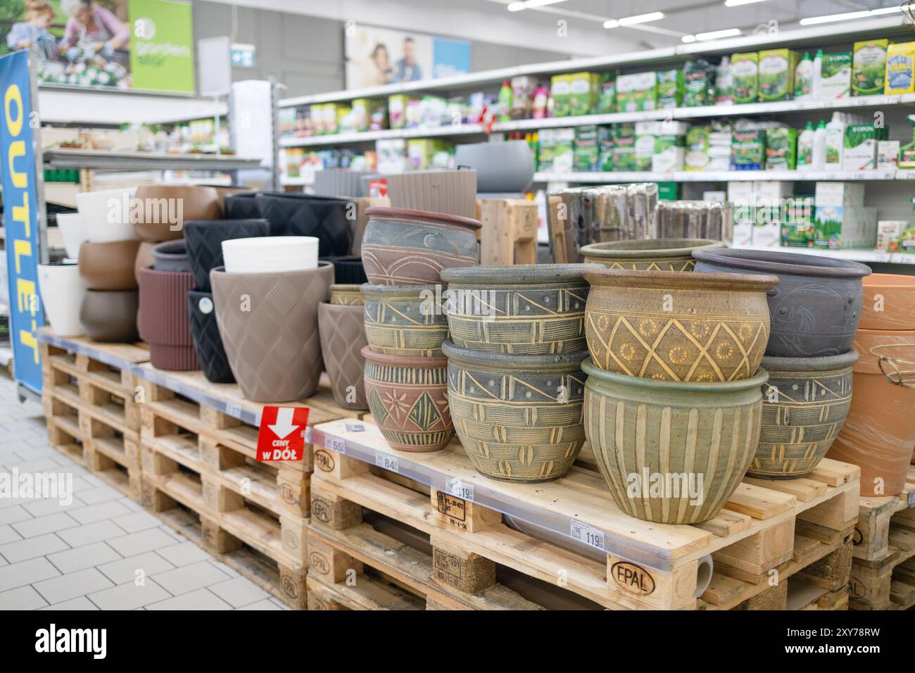 Viele bunte Blumentöpfe in verschiedenen Größen in einem Gartengeschäft. Reihen dekorativer Keramiktöpfe für Zimmerpflanzen. Keramik- und Tonkeramik Stockfoto