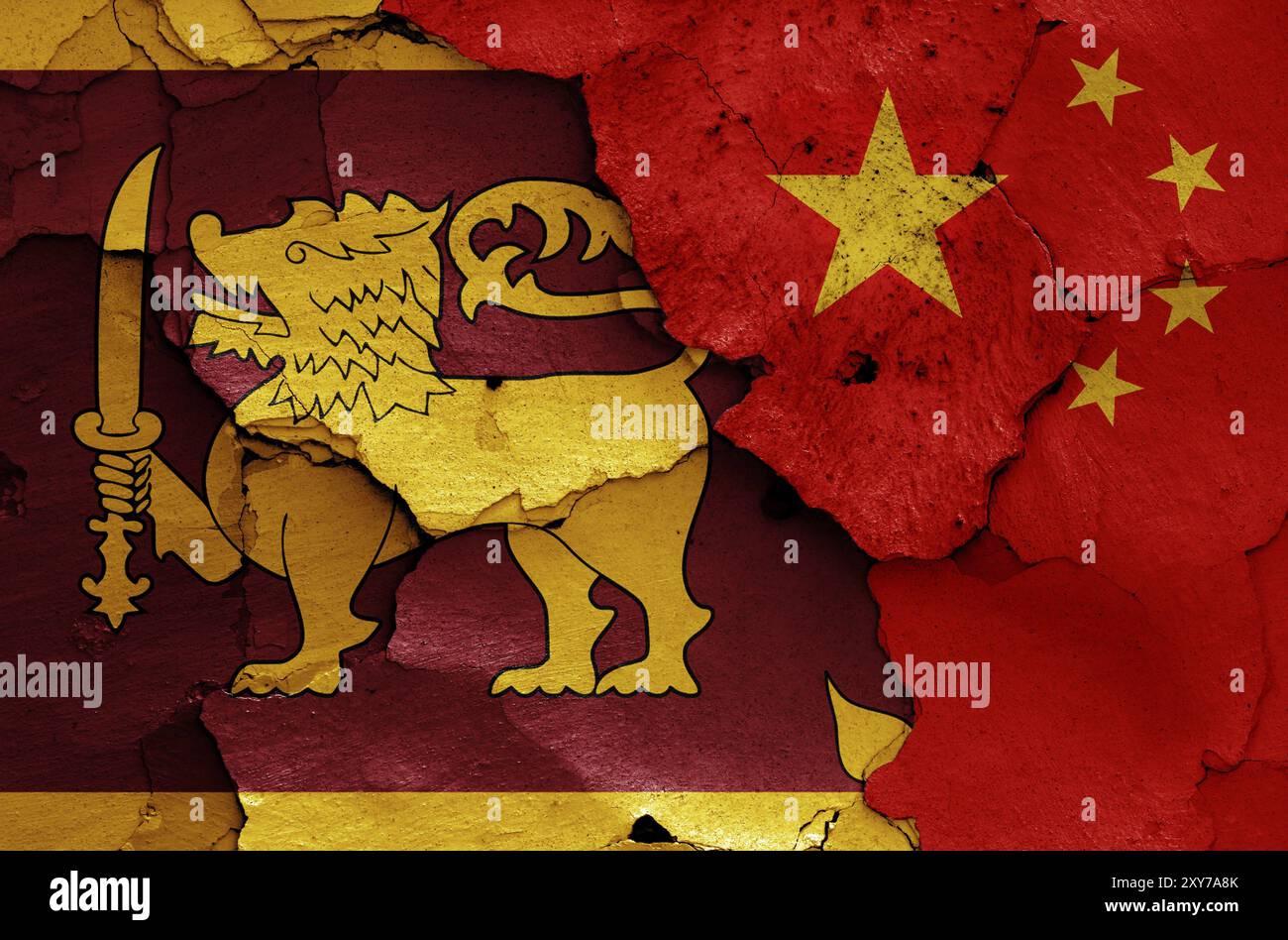 Flaggen von Sri Lanka und China auf gerissene Wand gemalt Stockfoto