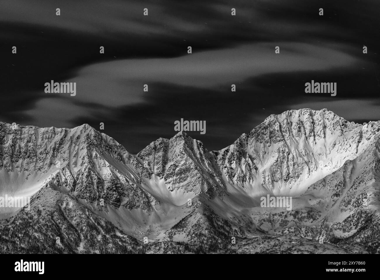 Berge im Mondschein, Oeksfjorden, Finnmark, Norwegen, März 2019, Europa Stockfoto