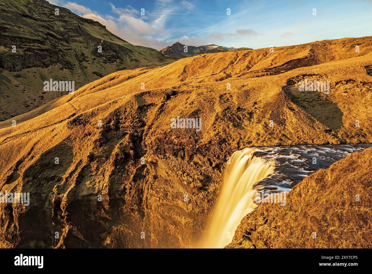 Wunderschöner Skogafoss Wasserfall während der Sommersaison von oben gesehen, Island, Europa Stockfoto