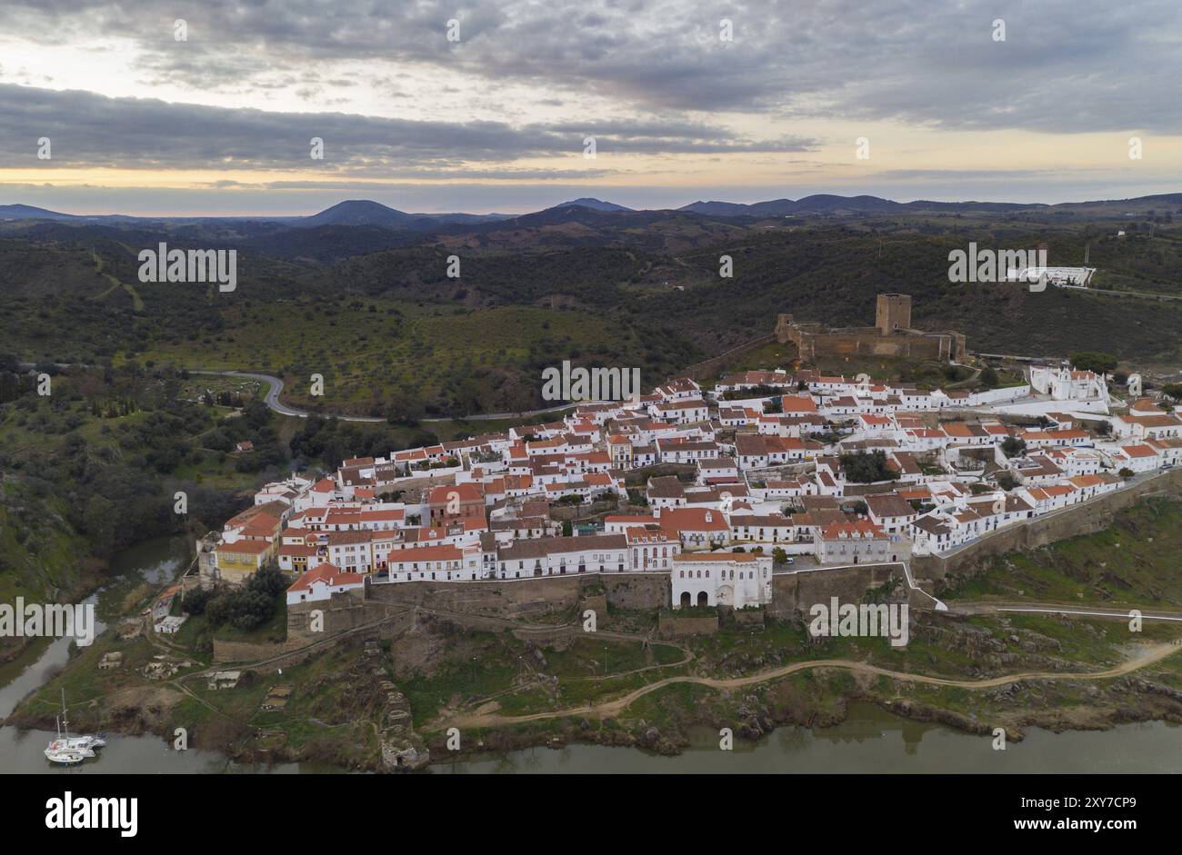 Luftaufnahme von Mertola in Alentejo, Portugal bei Sonnenuntergang Stockfoto