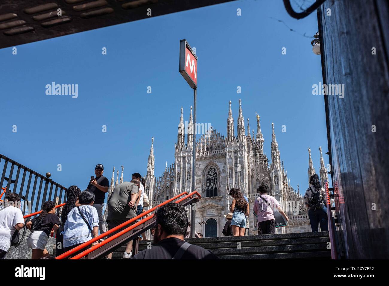 Blick vom Ausgang der Mailänder Metrostation 'Duomo' auf die Piazza del Duomo und den Duomo di Mailand Stockfoto