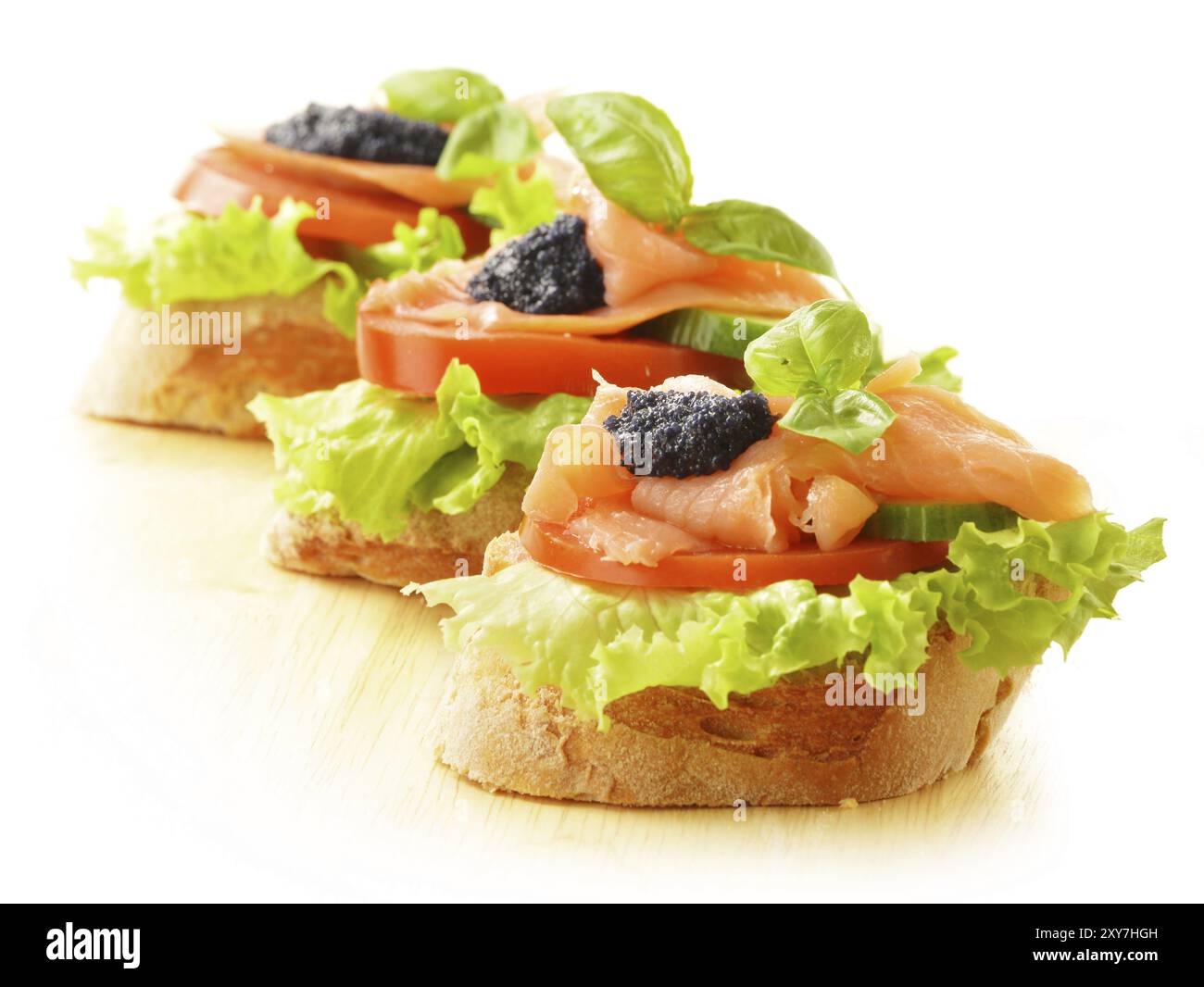 Drei Sandwiches mit Lachs und Kaviar. Fisch-snack Stockfoto