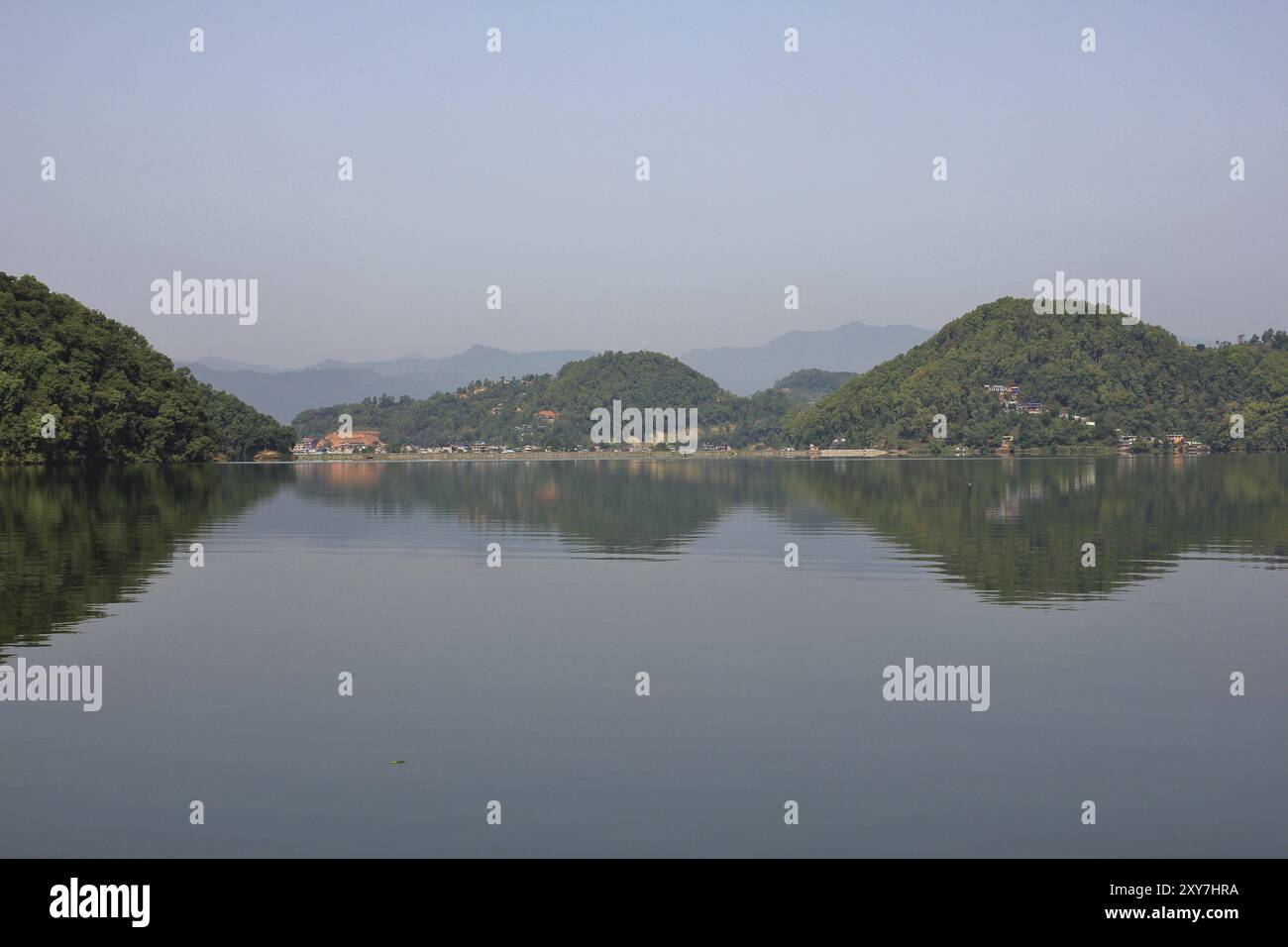 Morgenszene am Begnas See, Nepal. Hügel bedeckt von Wald im Wasser, Blick von Majhjkuna. Landschaft in der Nähe von Pokhara Stockfoto