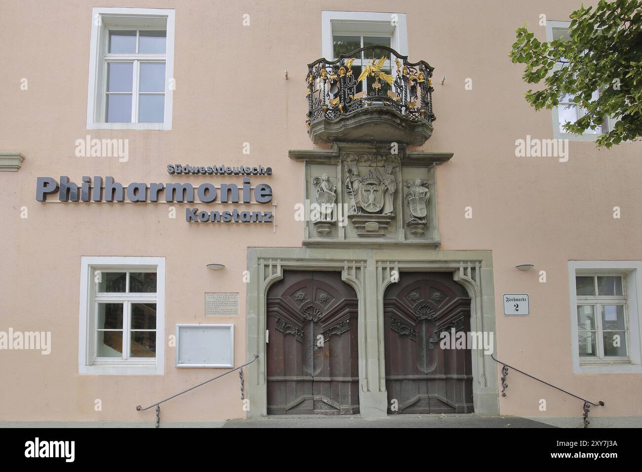 Gebäude mit Portal und Wappen, Balkon, Metallgeländer, Dekoration, Kunsthandwerk, Schmiedeeisen, Inschrift, Südwestdeutsches Philharmo Stockfoto