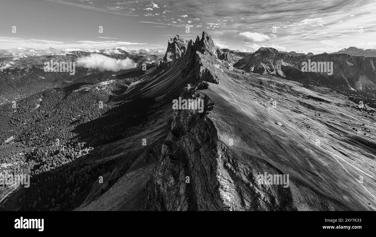 Die Gipfel SAS Rigais und Furchetta der Geisler-Gruppe, Drohnenbild, Schwarzweißbild, Gröden, Dolomiten, Autonome Provinz Bozen, S Stockfoto