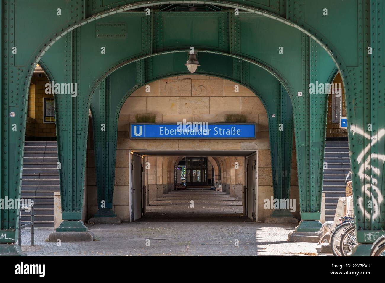 Blaues Schild am Eingang der U-Bahn-Station in der Eberswalder Straße in Berlin Prenzlauer Berg 2024, Deutschland, Europa Stockfoto