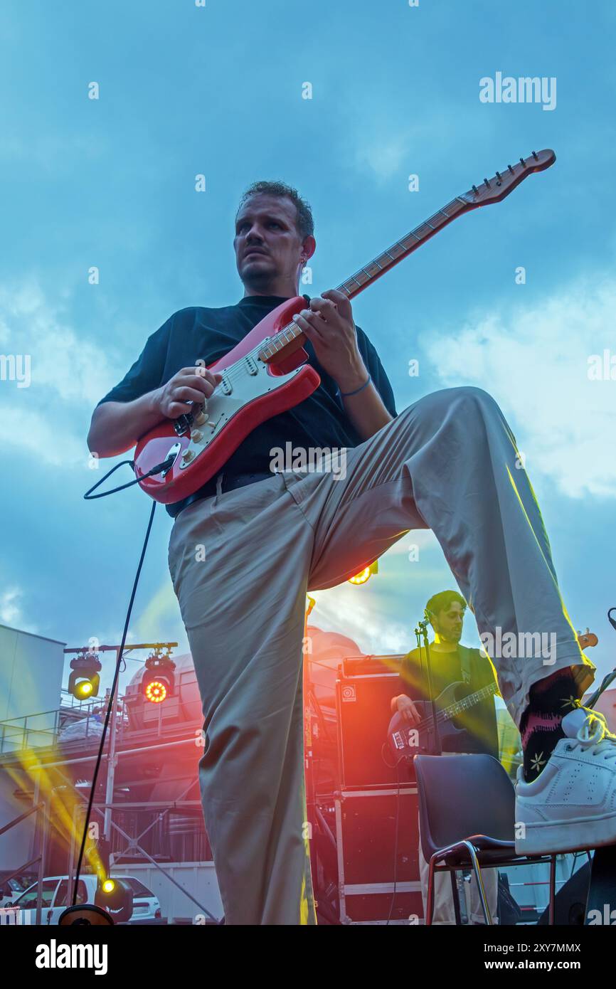 Pat Kalla und das Super Mojo im Konzert für das Einladungsfestival im Keller Vignerons du Pays von Enserune. Cazouls-Les-Beziers, Occitanie, Frankreich Stockfoto
