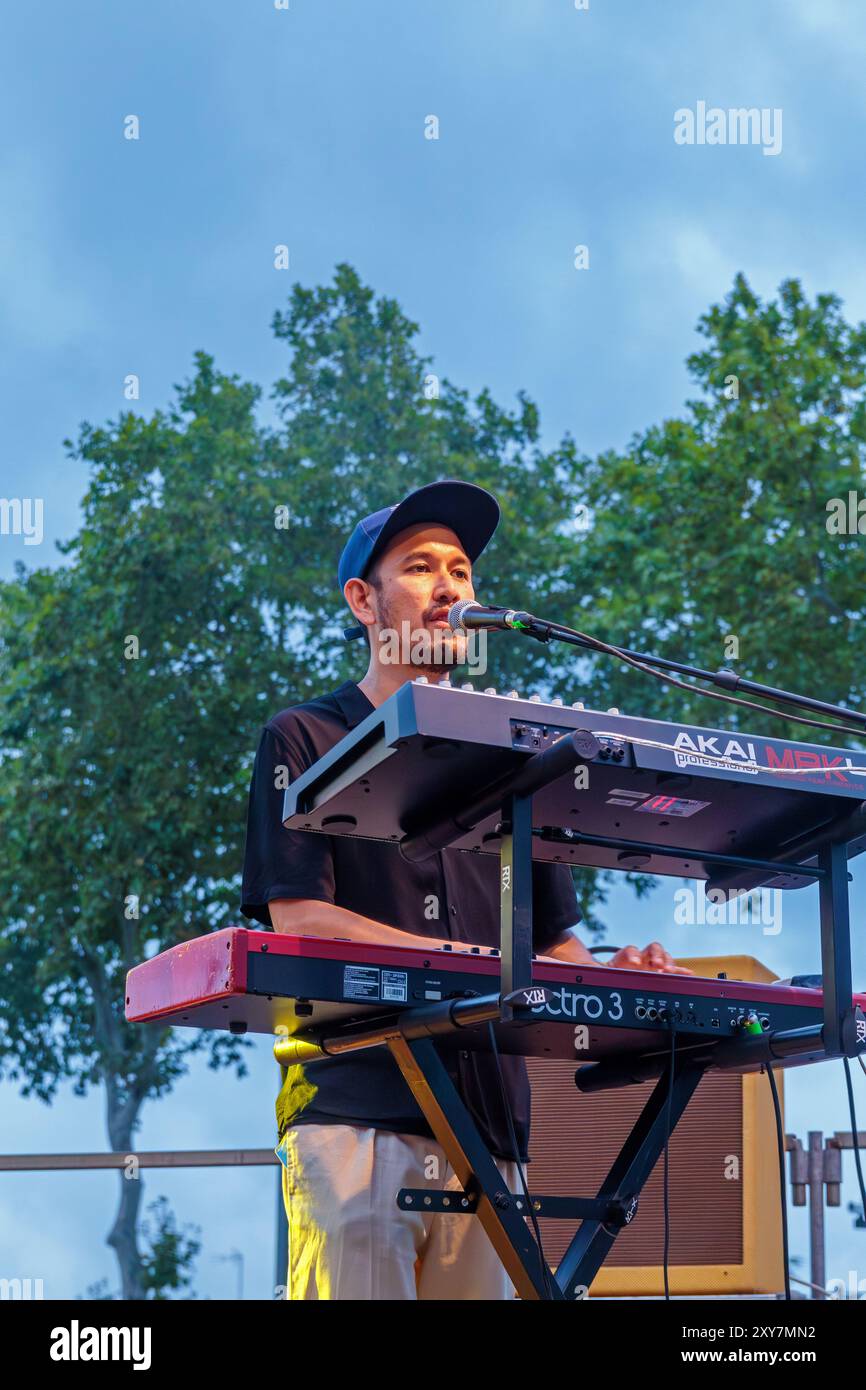 Pat Kalla und das Super Mojo im Konzert für das Einladungsfestival im Keller Vignerons du Pays von Enserune. Cazouls-Les-Beziers, Occitanie, Frankreich Stockfoto