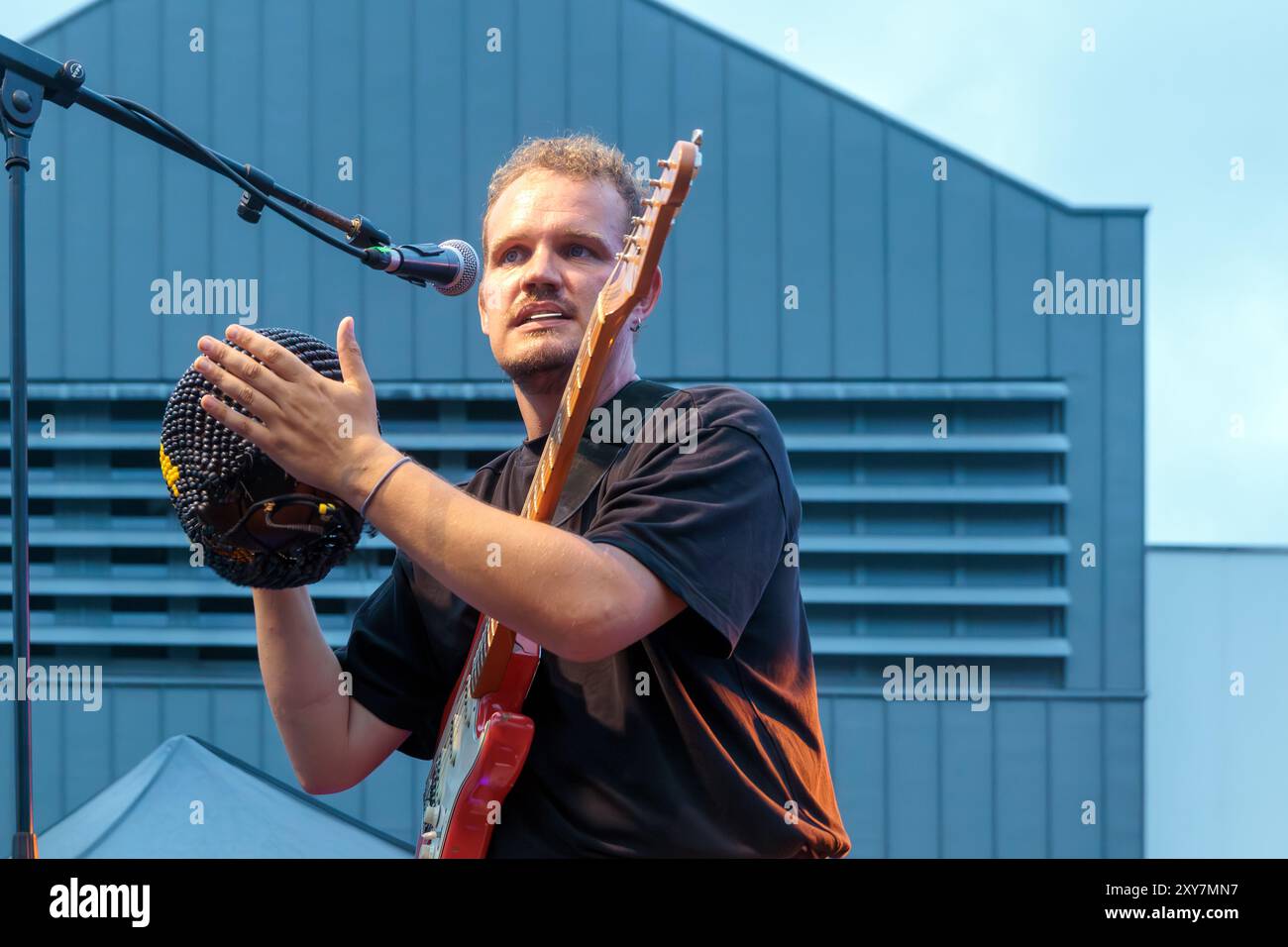 Pat Kalla und das Super Mojo im Konzert für das Einladungsfestival im Keller Vignerons du Pays von Enserune. Cazouls-Les-Beziers, Occitanie, Frankreich Stockfoto