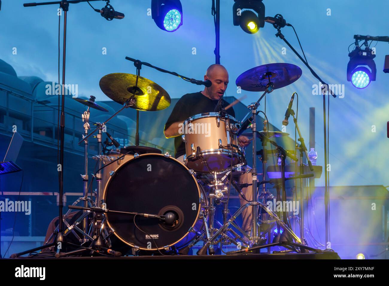 Pat Kalla und das Super Mojo im Konzert für das Einladungsfestival im Keller Vignerons du Pays von Enserune. Cazouls-Les-Beziers, Occitanie, Frankreich Stockfoto
