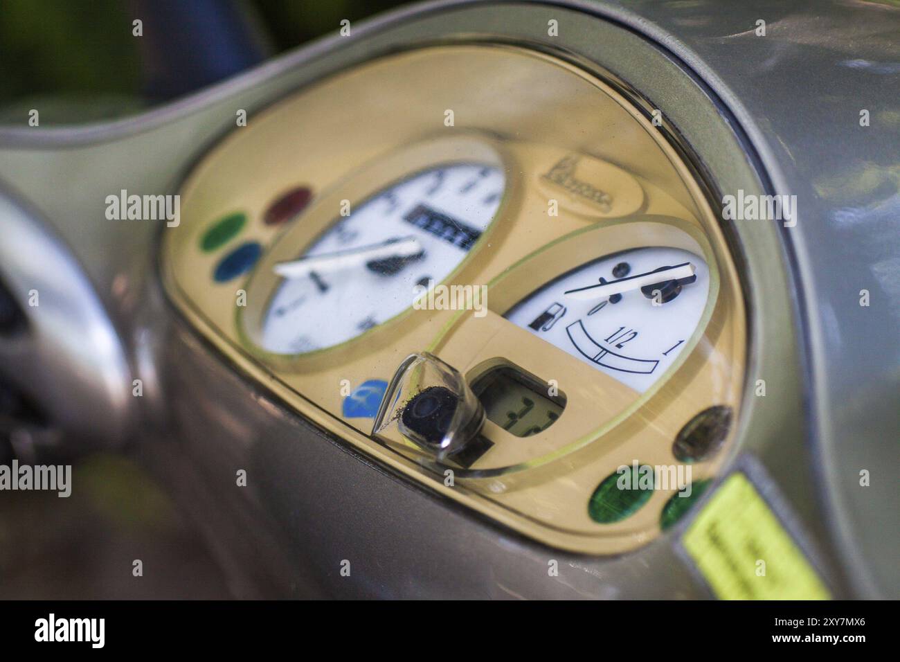 BERLIN, 20. MAI: Ein Tachometer von einer Vespa (Motorrad) am 20. Mai 2012 in Berlin, Deutschland, Europa Stockfoto