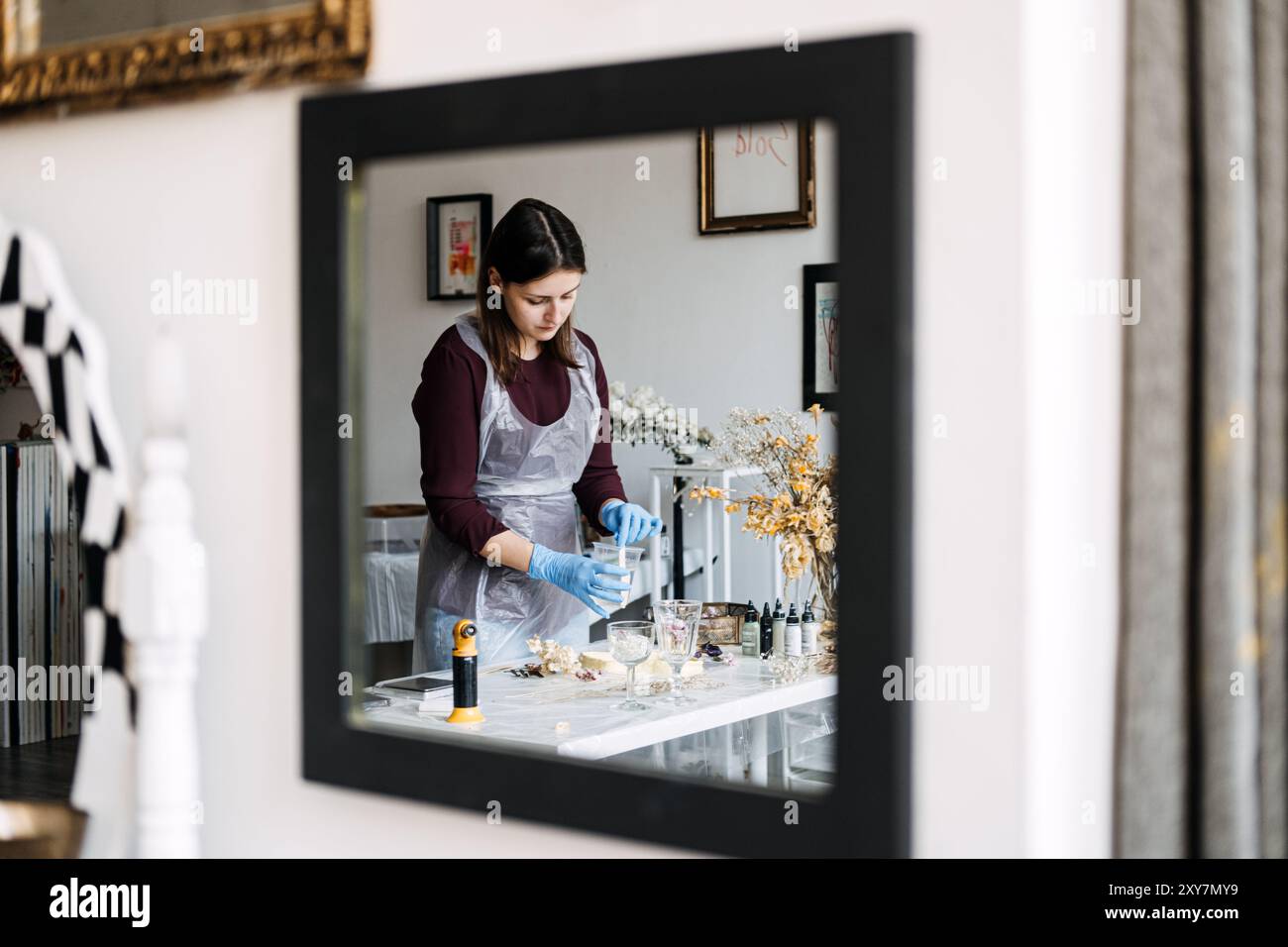 Erstellen Sie atemberaubende Epoxidharzkunst in einem gemütlichen Studio während einer DIY-Session am Nachmittag Stockfoto