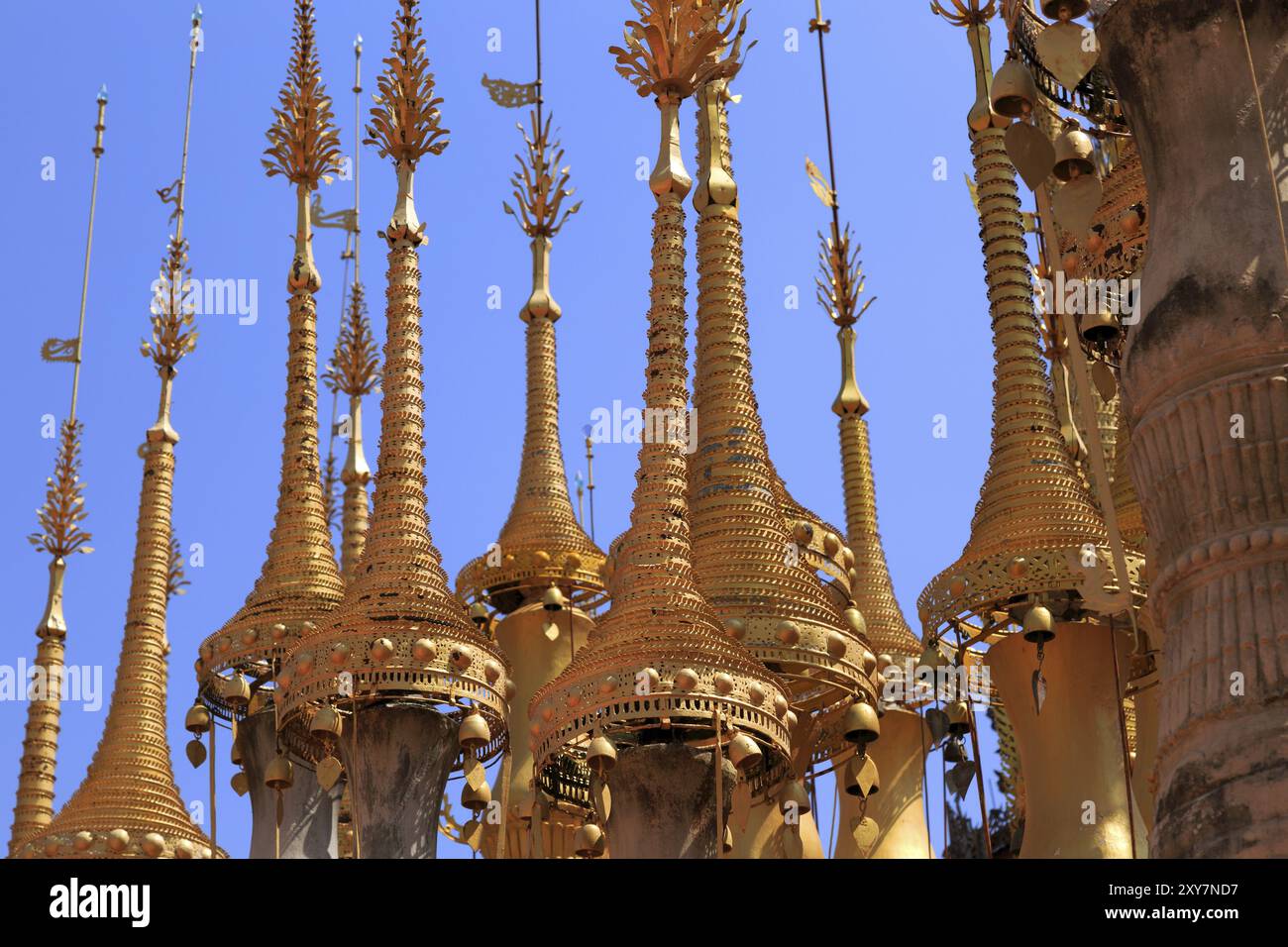 Einige der 1054 Pagoden des in-dein Pagoda Forest am Inle Lake Stockfoto