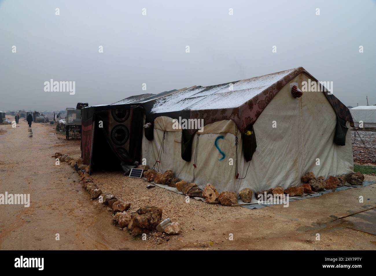 Idlib, Syrien. 20. Januar 2021. In einem Lager für Binnenvertriebene in der Nähe der Stadt Al Dana im Nordwesten Syriens, östlich der Grenze zur Türkei, ist Schnee gefallen. Eine Luftdrucksenkung, die mit einer sehr kalten Luftmasse einhergeht, hat sehr niedrige Temperaturen und Schnee im Nordwesten Syriens gebracht, einem Gebiet, in dem Dutzende von Lagern für Binnenvertriebene untergebracht sind. Das raue Winterwetter hat die äußerst schwierigen Lebensbedingungen der in Lagern lebenden Vertriebenen in Syrien verschlechtert, während der syrische Konflikt sich hinzieht Stockfoto