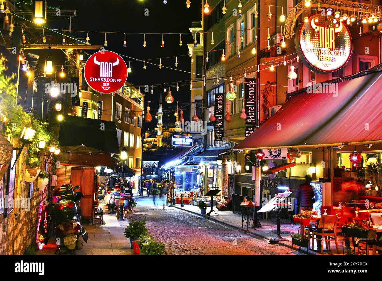 ISTANBUL, TÜRKEI, 24. April 2017: Restaurants sind eine großartige touristische Attraktion und ein wichtiger Teil des Nachtlebens in der Nachbarschaft von Sultan Ahmed Mo Stockfoto
