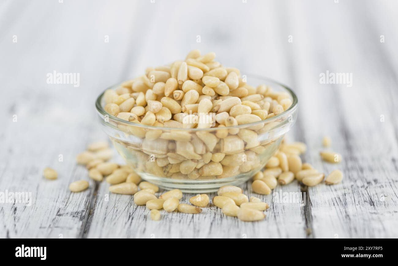 Portion frischer Kiefernmuttern (Nahaufnahme, selektiver Fokus) Stockfoto